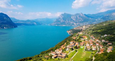 Lago D'Iseo (It) - Monte Isola - Chiesa della Ceriola havadan görünümü