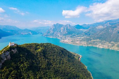 Iseo Gölü (It) - Monte Isola - Madonna della Ceriola Kilisesi havadan görünümü