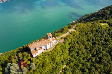 Iseo Gölü (It) - Monte Isola - Madonna della Ceriola Kilisesi havadan görünümü