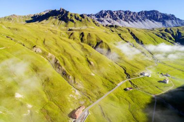 Stelvio Milli Parkı (It) - Braulio Vadisi 'ne doğru Savaş Anıtı manzarası