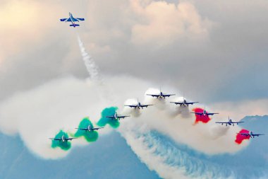 Varenna - Como Gölü - 29 Eylül 2019 Akrobatik hava gösterisi Frecce tricolori (üç renkli oklar) gökyüzünde. Frecce Tricolori, İtalyan Hava Kuvvetleri 'nin akrobatik gösteri takımıdır..