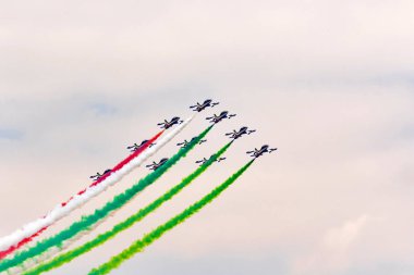 Varenna - Como Gölü - 29 Eylül 2019 Akrobatik hava gösterisi Frecce tricolori (üç renkli oklar) gökyüzünde. Frecce Tricolori, İtalyan Hava Kuvvetleri 'nin akrobatik gösteri takımıdır..