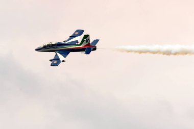Varenna - Como Gölü - 29 Eylül 2019 Akrobatik hava gösterisi Frecce tricolori (üç renkli oklar) gökyüzünde. Frecce Tricolori, İtalyan Hava Kuvvetleri 'nin akrobatik gösteri takımıdır..
