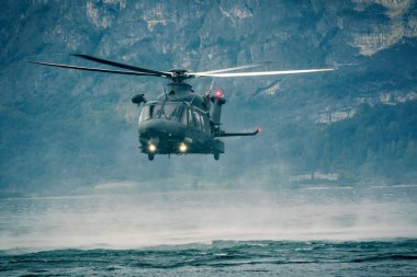 Askeri helikopter kurtarma için havalandı.