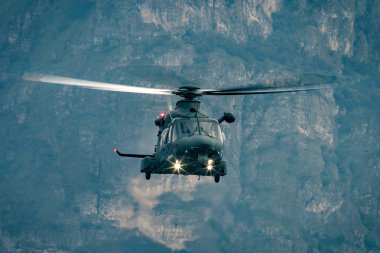 Askeri helikopter havada - Aw 149