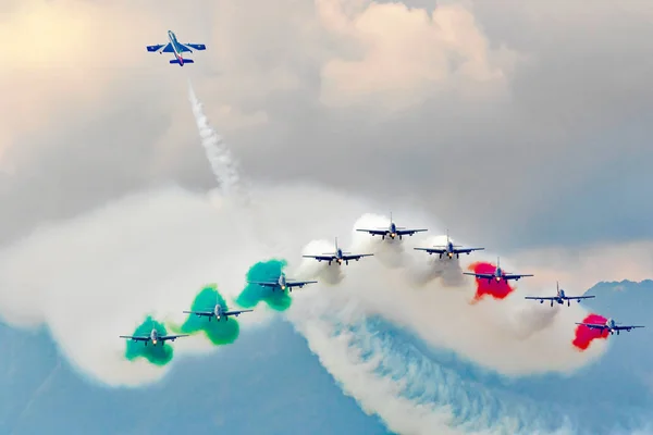 Varenna - Como Gölü - 29 Eylül 2019 Akrobatik hava gösterisi Frecce tricolori (üç renkli oklar) gökyüzünde. Frecce Tricolori, İtalyan Hava Kuvvetleri 'nin akrobatik gösteri takımıdır..