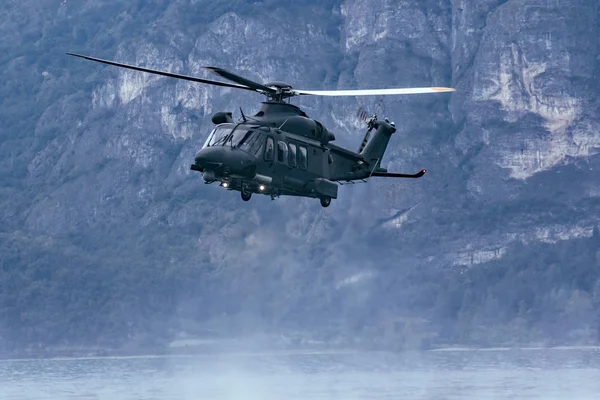 Askeri helikopter kurtarma için havalandı.