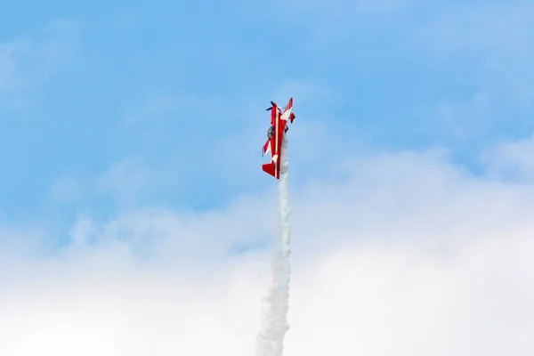 Akrobatik Flugzeug Mit Rauchbombe — Stockfoto
