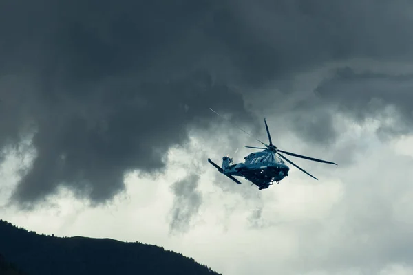Helicóptero Militar Aw149 Volando Cielo Tormentoso — Foto de Stock