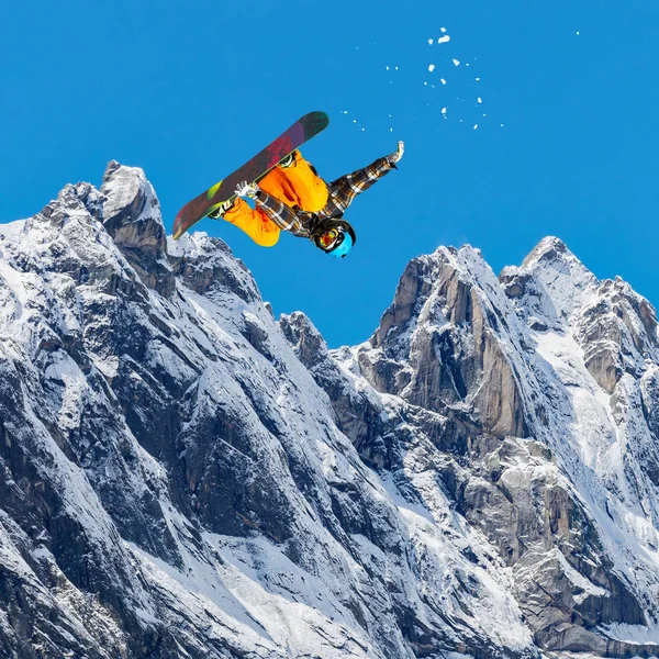 Snowboarden Actie Met Besneeuwde Alpen Bodem — Stockfoto