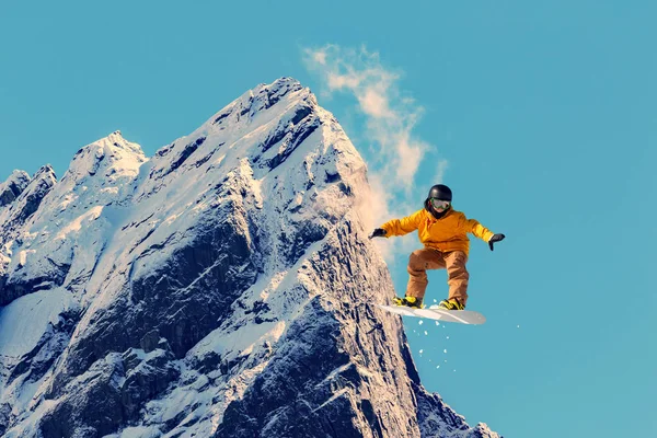 Snowboard Acción Con Alpes Cubiertos Nieve Parte Inferior — Foto de Stock
