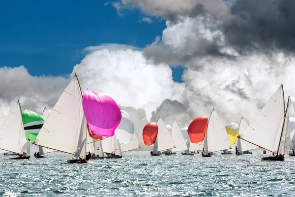 Comosjön Italien Segelbåtar Sommardag — Stockfoto