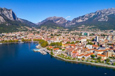 Lecco (It) - Şehrin panoramik hava görüntüsü