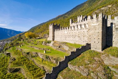 Grosio - Valtellina (It) - New Castle - Park of Rupestrian kesikleri - hava manzaralı