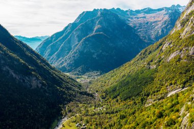 Valmasino (It) - Val di Mello 'nun panoramik hava görüntüsü