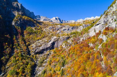 Val Masino - Val di Mello - Valtellina (It) - Panoramik sonbahar hava görüntüsü