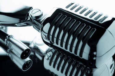 Retro tarzı mikrofon - kapat