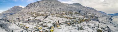 Valtellina (It) - Sondrio 'daki Sant' Anna 'nın panoramik kış manzarası