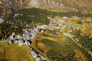 İsviçre - Maloja Geçidi - Maloggia Köyü- sonbahar hava manzarası