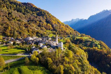 Soglio - Bregaglia Vadisi - İsviçre - Panoramik Sonbahar hava manzarası