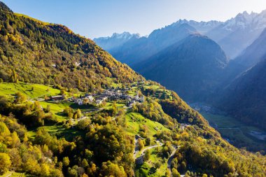 Soglio - Bregaglia Vadisi - İsviçre - Panoramik Sonbahar hava manzarası