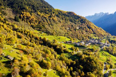 Soglio - Bregaglia Vadisi - İsviçre - Panoramik Sonbahar hava manzarası