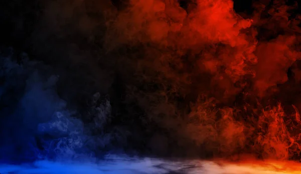 黒い背景にオレンジ色の煙蒸気移動青対を抽象化します アロマセラピーの概念 — ストック写真