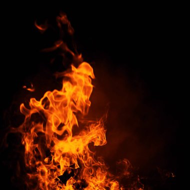 Yangın doku izole siyah arka plan üzerine alevler.