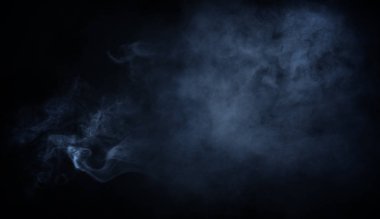 Mavi sis ve siyah arka plan üzerinde puslu etkisi. Doku duman bindirmeleri