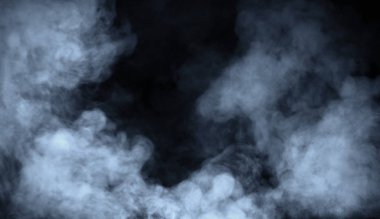 Soyut Mavi duman sisli sis izole siyah arka plan üzerine. Doku bindirmeleri. Tasarım öğesi.