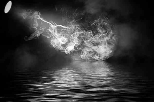 Projektor Reflektorfény Tükörképe Vízben Elszigetelt Fekete Háttér — Stock Fotó