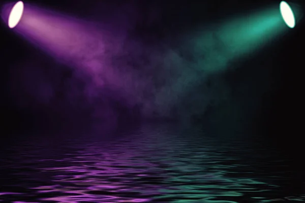 Projector Kleurrijke Spot Met Reflectie Water Geïsoleerd Zwarte Achtergrond — Stockfoto