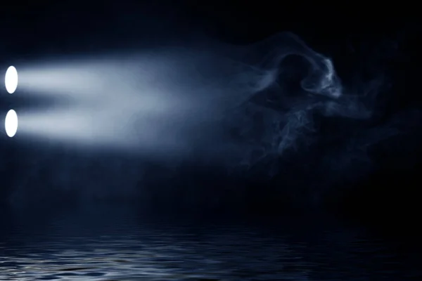 Прожектор Прожектор Відображенням Воді Ізольовані Чорному Тлі — стокове фото