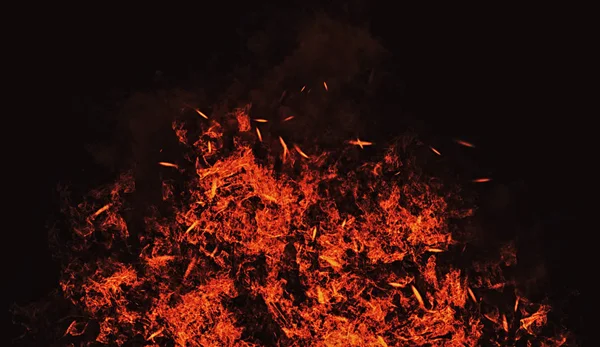 Ročník hoří plameny stříkanému částice na izolované černém pozadí. Požární textury efekt pozadí. — Stock fotografie