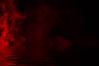 Kırmızı duman su yansıması ile. Mistery sis doku bindirmeleri arka plan