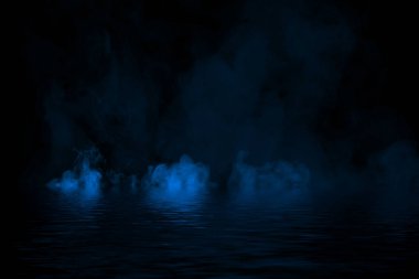 Mavi duman bulutları Billows kuru buz ışık yansıması ile alt genelinde su haddeleme.