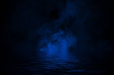 Mavi duman bulutları Billows kuru buz ışık yansıması ile alt genelinde su haddeleme.