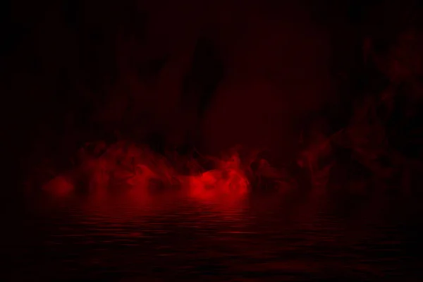 Kırmızı duman su yansıması ile. Mistery sis doku bindirmeleri arka plan — Stok fotoğraf