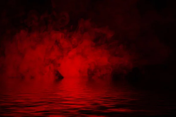 Fumo rosso con riflesso in acqua. Mistery nebbia texture sovrapposizioni sfondo — Foto Stock