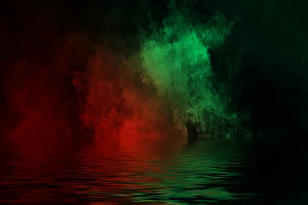 グラデーション デュオ音反射水で煙。赤と緑の霧テクスチャです。デザイン要素のテクスチャー. — ストック写真