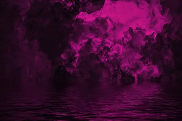 Violette Wellen von Rauchwolken aus Trockeneis über das untere Licht mit Reflexion im Wasser. — Stockfoto