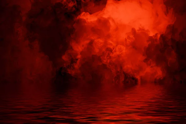 Roter Scheinwerferrauch mit Reflexion im Wasser. Rätsel Nebel Textur Hintergrund — Stockfoto