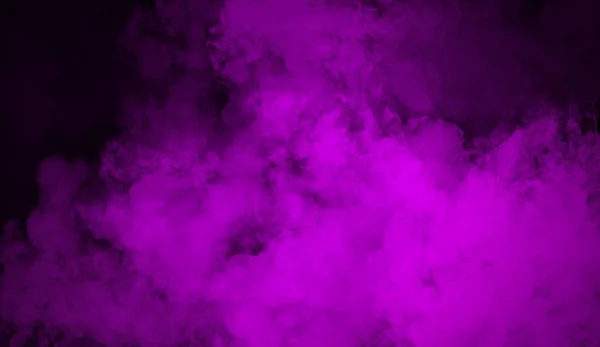 テキストまたはスペースの分離された黒い背景に紫の霧と霧の効果 煙テクスチャ — ストック写真
