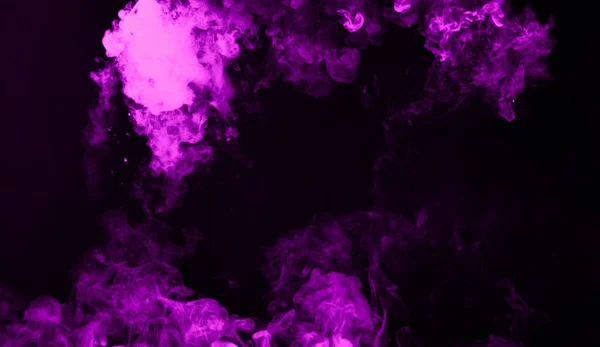 Nevoeiro de fumaça roxo abstrato sobre fundo preto. Elemento de projeto . — Fotografia de Stock