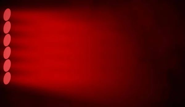 Projector enevoado. Destaque vermelho com efeito de nevoeiro de fumaça. Textura de fundo . — Fotografia de Stock