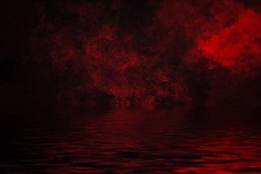 Kıyı sis. Sahilde kırmızı duman. Su yansıma .