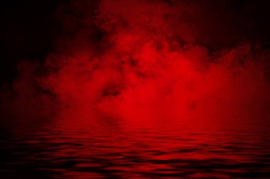 Kıyı sis. Sahilde kırmızı duman. Su yansıma .