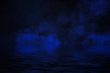 Mavi duman sis bulutları çabalıyor buz ışık yansıması ile alt genelinde su haddeleme.