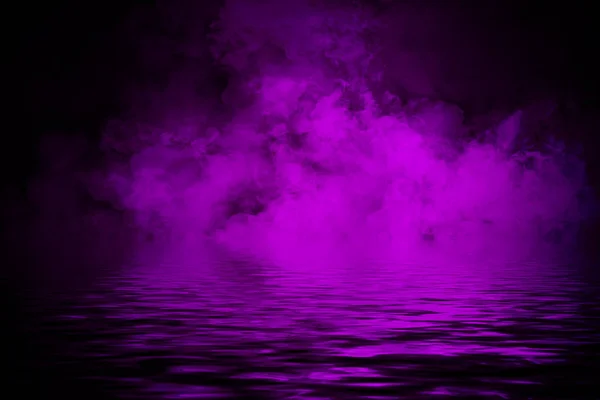 Pobřežní mlha. Purpurového dýmu na pobřeží. Odraz na vodě . — Stock fotografie