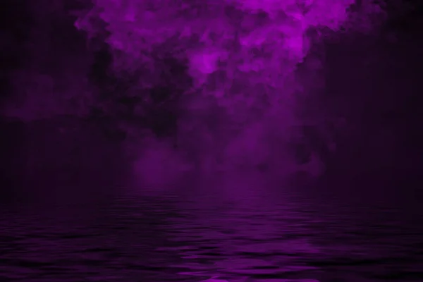 Brouillard côtier. Fumée violette sur le rivage. Réflexion eau  . — Photo